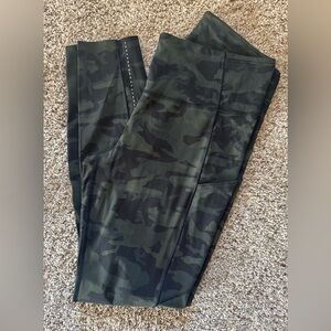 Lululemon Fast & Free 7/8 Tight Nulux 25"
Incognito Camo Multi Green Size 10